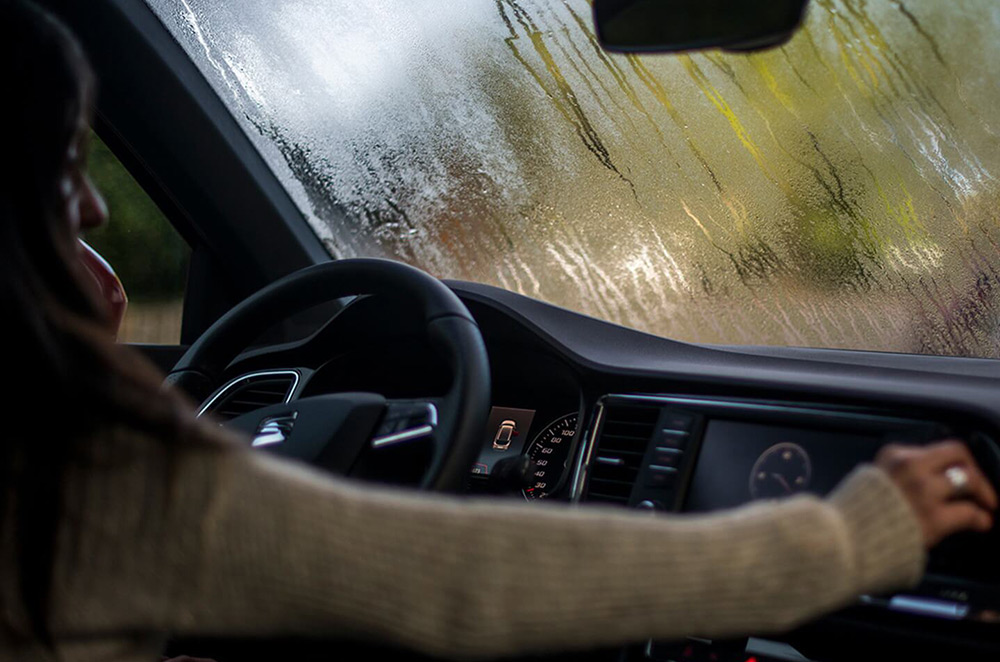 How to prevent your car's windshield from fogging in the rain